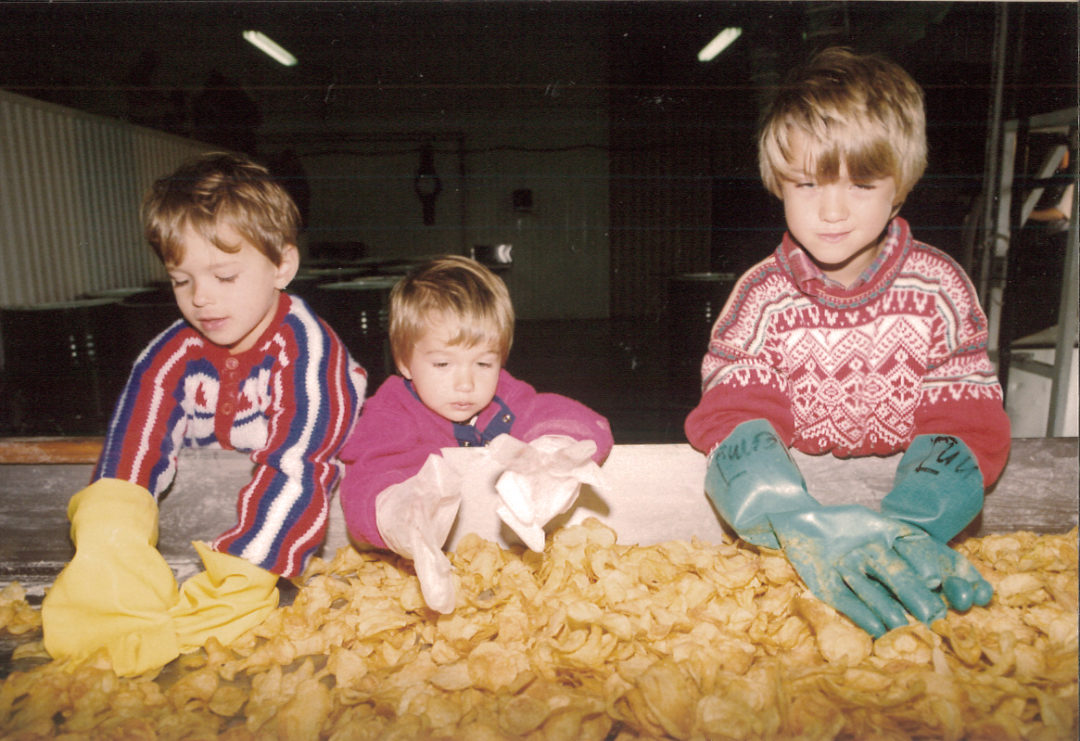 David, Christian och Richard ”hjälper till” med kryddningen.